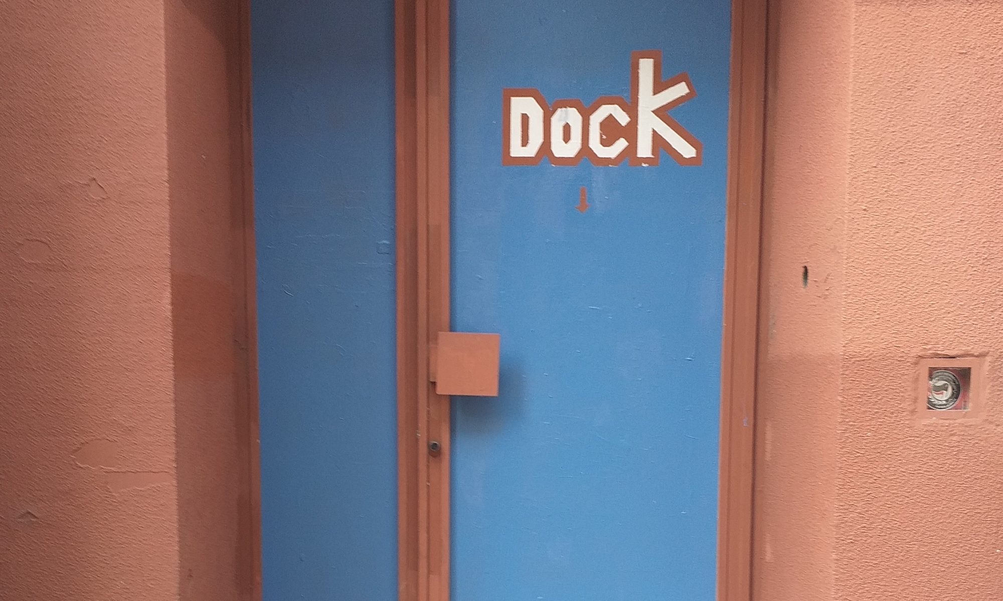 Dock Aussentüre Dock Eingang strassenseitig